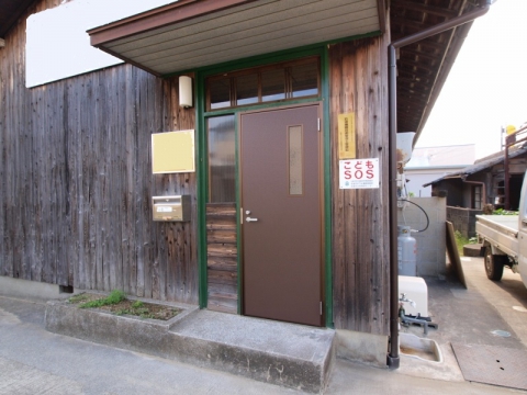 【坂出川津町店】台風で古い木製の玄関ドアが飛ばされたので、パネルタイプの汎用ドアに取替えました